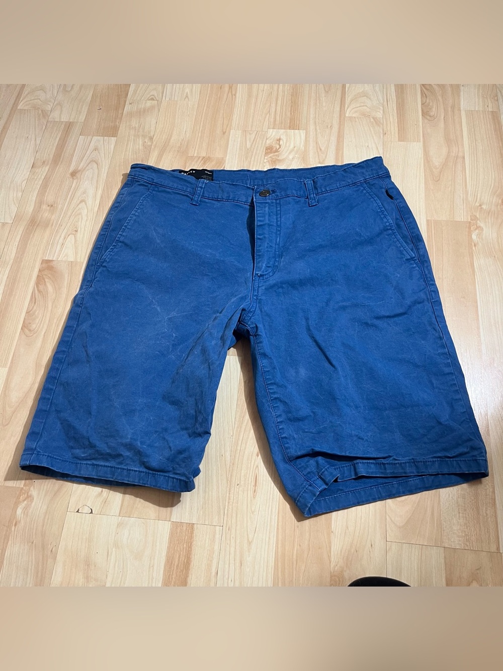 Oakley custom fit golf shorts featuring a cotton blend fabric size 32